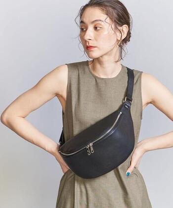 インスタグラムから火がつき、完売続出の人気ブランド「ch!iii」にBEAUTY&YOUTHが別注をかけた特別モデルです。カジュアルでスポーティなイメージの強いボディバッグを、女性らしいファッションに馴染むよう、大きさや素材にこだわって作られています。
長財布やメイクポーチなど荷物が多い日でも対応する少し大きめサイズですが、体に沿うように計算された立体的フォルムになっているため、体が動かしやすいのが特徴です。