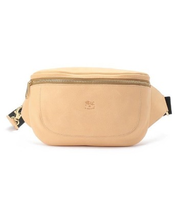 レザーの品質に定評のある「IL BISONTE(イル ビゾンテ)」からもボディバッグが登場しています。表情豊かなレザーの中心にはブランドロゴの型押しが入り、ワンポイントになっています。ゴールドの金具使いも高級感があり、洗練された印象です。