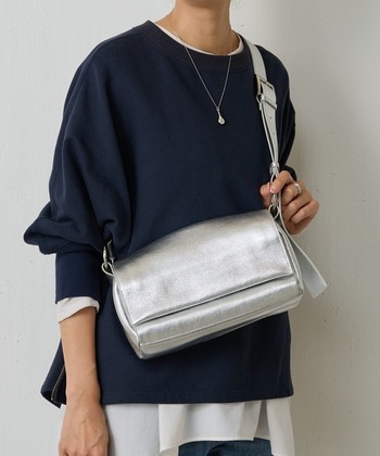 上品な質感を持つ商品づくりを得意とする「BEARDSLEY(ビーズリー)」から出ているのは、ショルダーバッグとしても使える2WAY仕様のクロスボディバッグ。本体は牛革ですが、側面やショルダー裏には合皮が使われているため汚れや色移りを気にせず使えます。ブラック・ベージュ・グレイッシュベージュの3色展開です。