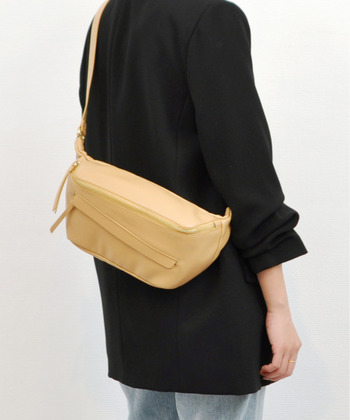 スポーティーな印象に傾きすぎたくない方におすすめは「kakatoo」のシープ革のようなソフトな質感の合皮でできたボディバッグ。外側の斜めについたポケットがアクセントとなった、女性らしさもあるデザインです。
