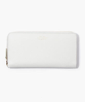 ロンドンのブランド「SMYTHSON(スマイソン)」の長財布です。カーフレザーを使い、収納力や耐久性にも優れているので、日常使いにおすすめ。ラウンドジップはコの字型にパカッと開いて見やすさ&取り出しやすさもGOODです。