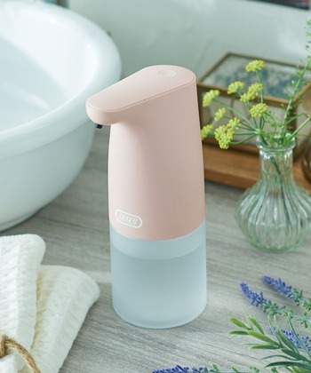 高感度センサーを搭載し、手をかざしてわずか0.3秒で泡ソープが出ます。丸みのあるフォルムとくすみパステルカラーがナチュラルな洗面空間を演出。ソープの残量が目視できるのも便利です。