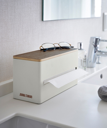 ティッシュペーパーやペーパータオルを縦に収納することで、一枚ずつスムーズに取り出しができるペーパーホルダー。両側に取り出し口があるので、2ボウルタイプの洗面台の間に置いたり、付属の仕切りで内部を仕切れば1台で2種類のペーパーを使うことも可能です。ウッディな蓋つきなので、上部はメガネなどちょっとした物置きにも。