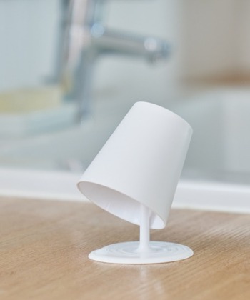 スタンドは液体を模したデザインで、コップをかぶせると水が溢れているように見える遊び心のあるプロダクト。波紋のような形状のスタンドの台座部分が、したたり落ちる水をキャッチしてくれるので、洗面台を濡らすことなくホールドすることができます。