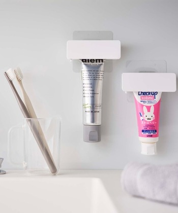 歯磨き粉チューブの収納と絞り出しをひとつで叶える逸品。洗面台に直置きしたり、フィルムフックタイプなので光沢のあるフラットな壁面やミラーに取り付け可能です。サイドのハンドルを回すだけで無駄なく中身を絞り出すことができますよ。