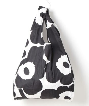 「marimekko」のブランドを代表する花柄、ウニッコ柄のエコバッグ。ブラック×ホワイトはシックな色合いで大人も持ちやすいデザインです。持ち運びの際は内ポケットに収納できる、使い勝手のいいポケッタブルタイプ。
