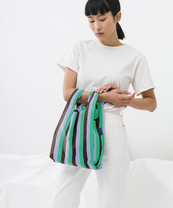 アメリカ発、人気バッグブランドの「BAGGU」。パラシュートにも使われる上質なリップストップナイロンだから軽量で丈夫。色柄のバリエーションがとにかく豊富です。小ぶりながらしっかりマチのある「BABY」は、コンビニでのお買い物やランチバッグなどに使いやすいサイズ感。たたんで付属のポーチに収納すれば、胸ポケットにも入るほどコンパクトになります。