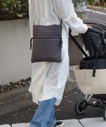 お散歩や近所への買い物には、このくらいのサイズのショルダーバッグが最適です。「SOLPRESA（ソルプレーサ）」のキルティングポーチはデザインがかわいく、巾着タイプで荷物の出し入れがラクラク。