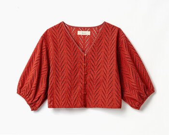 ほんのり肌が透ける繊細なカットワークレースが、さりげない華やぎを与えてくれるボレロシャツ。ボックスシルエットにふんわりとしたパフスリーブで、体型カバーにもお役立ち。タンクトップの上にさっと羽織ったり、ロゴTシャツとレイヤードしたり、さまざまな着こなしが楽しめます。