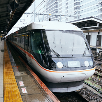 名古屋と長野方面を結ぶ特急列車。383系という振り子車両を使用しているので、山間部のカーブが多い区間も高速かつ快適に走行できるよう工夫されています。写真のように、一部の車両はグリーン車が前面展望となっており、開放的な眺めを楽しむことができます。
