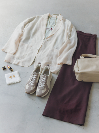 やわらかい色味のスニーカーは、大人のカジュアルスタイルに欠かせないアイテム。きれいめな服装にも合わせやすく、一足あると重宝します。
エレガントなロングスカートが、今っぽく垢抜けた装いに。バッグも靴と同系色を選べば、コーデに統一感がでます。