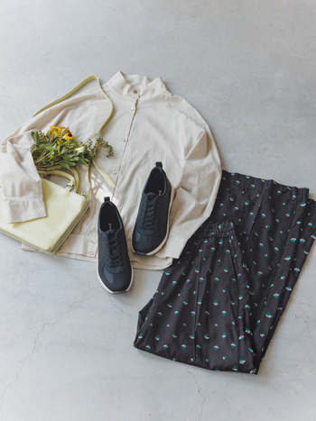 華やかな柄パンツに挑戦する日に頼れるのは、ベーシックなブラックスニーカー。
ボトムスをモノトーンの同系色でまとめれば、自然と全体が引き締まり、落ち着いた雰囲気に。足元をシックに締めたら、トップスや小物は淡いカラーで軽やかさを添えて。