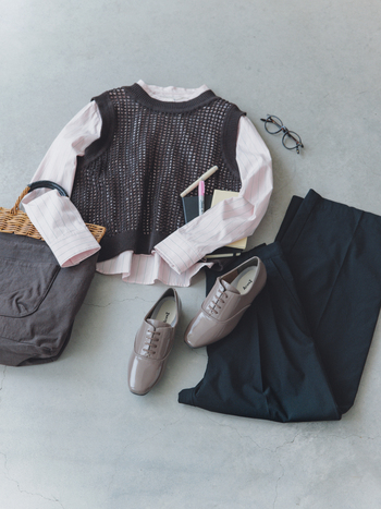 かっちりしすぎない通勤コーデがお好みなら、パンプスよりもレースアップシューズを取り入れてみて。
ピンクのストライプシャツやメッシュベストのような遊び心のあるアイテムも、ツヤのある合皮素材のシューズを選べば端正な佇まいに。ほんのり甘さを感じさせつつ、きちんとした印象を与えます。