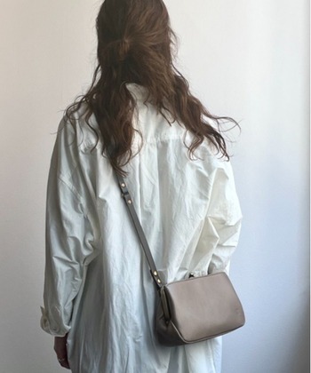 縦長サイズのポシェットで、ストラップを取り外せばクラッチバッグへと早変わり。デイリースタイルはもちろん、パーティー、和装などさまざまなシーンで活躍してくれるシンプルで高級あるデザインです。