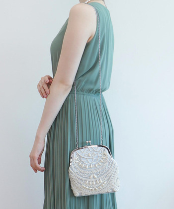 華やかさのあるアイテムを探しているのなら、ビーズがふんだんにあしらわれたアイテムがおすすめ。フェミニンスタイルはもちろん、パーティーシーンにも活躍してくれます。

贅沢にビーズが使われていてもがま口ならカジュアルさもあり、デイリースタイルに投入してもあまり違和感がありません。