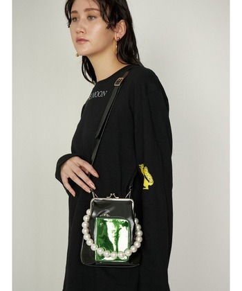 メタリックグリーンのポケット、大きなパールの持ち手と個性がぎゅっと詰まったがま口のポシェットは、アクセサリー感覚で持ちたいアイテム。シンプルコーデに投入するだけで、人とはひと味違うおしゃれが楽しめます。

