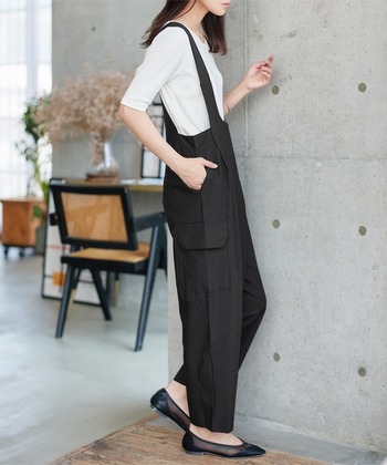 きれいめカジュアルなら、テーパードタイプがおすすめです。程よくゆとりがありながらも、脚のラインが美しく見えます。インナーや足元を変えるだけで、大人カジュアルにもレディライクにも、がらっと印象が変わります。