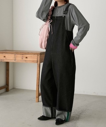 少し厚めのデニム生地やコーデュロイ生地などのサロペットなら、よりカジュアルめな仕上がりに。インナーの上から1枚重ねるだけで、コーディネートもばっちり決まります。アクセサリーを足すことでこなれた印象に。