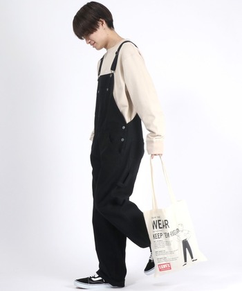 リラックス感あるTシャツやロンTを合わせることで、大人カジュアルなスタイリングに。ロゴ入りのものはよりカジュアルに、サロペットと同系色のシンプルなものは肩ひじ張らないラフな雰囲気になります。