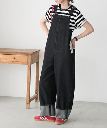 女性らしいキレイめコーデも叶う黒サロペットには、Tシャツとともにあえてスニーカーで外して。カジュアルダウンすることで、抜け感が出て、よりおしゃれな雰囲気になります。