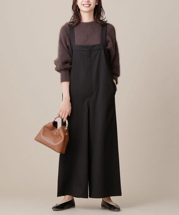 肌触りなめらかなツイル生地のサロペットに、ふわふわなモヘア風ニットを合わせた、大人の休日コーデ。バッグや靴は光沢のあるきれいめで揃えることで、コーディネート全体を引き締めてくれます。
