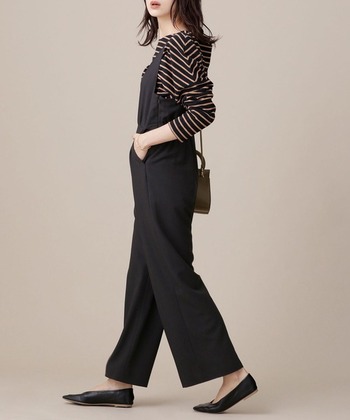 楽チンなのに大人顔。「黒サロペット」でつくる、“季節別”上級者コーデ