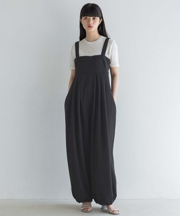 楽チンなのに大人顔。「黒サロペット」でつくる、“季節別”上級者コーデ