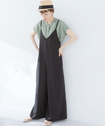 楽チンなのに大人顔。「黒サロペット」でつくる、“季節別”上級者コーデ