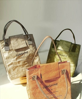 一見お弁当バッグに見えないトートバッグですが、しっかりと保冷機能も付います。持ち手がしっかりあるので、お弁当をもって飲み物などを買いに行きたい時には、お財布なども入れて持ち運べるのもメリットの一つ。