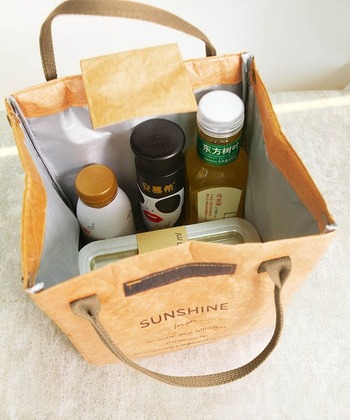 マチがしっかりあるので、水筒やペットボトルも立てて入れられます。

＃保冷機能あり