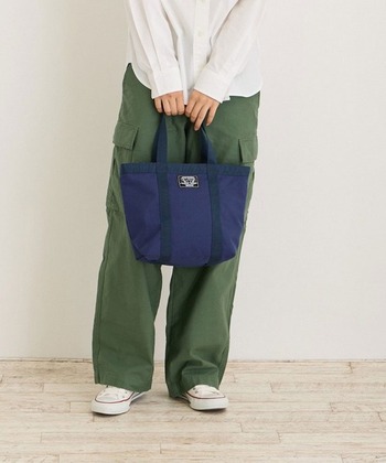 マザーズバッグをはじめとした機能的なトートバッグで知られるルートートのランチトートバッグ。少し大き目なので、水筒などもしっかり入れられます。もちろんお昼にはお財布や携帯なども入れて一つで移動OK。