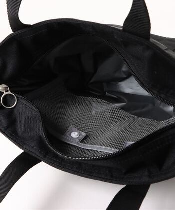 内側には保冷剤用のポケットもあるので、夏でも安心して使えます。食べるものを入れるお弁当バッグはどうしても汚れがちになりますが、こちらのアイテムは洗濯可能なのもメリットです。

＃保冷保温機能あり（ポケット付き）
#洗濯可能