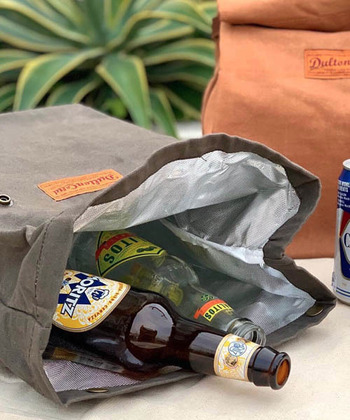 キャンバス地にワックスコーティングがされた、ちょっとかっこいい生地のランチバッグ。コンパクトにまとまりますが、ご家族でお出かけの時には、ポットボトル6本が縦に入る優れものです。毎日のお弁当にはもちろんですが、おうちに一つあると、幅広く使えて便利そうですね。