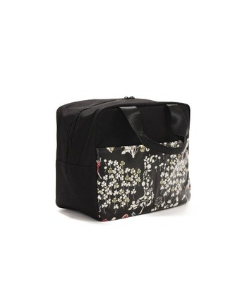 根強い人気のリバティ柄のお弁当バッグ。ボックス型できちんとした印象なので、スーツなどカチッとした服装の時にも持ちやすいアイテムです。