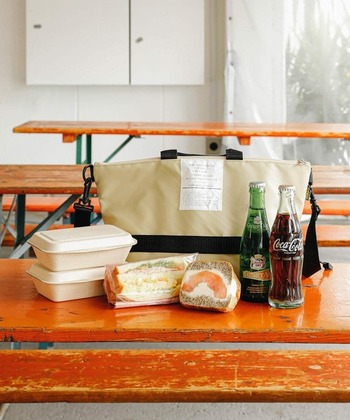 少し大き目なクーラーバッグですが、見た目もおしゃれで斜め掛けも出来て機能的。男性でも持ちやすいデザインなので、ご家族でのおでかけに活躍してくれます。