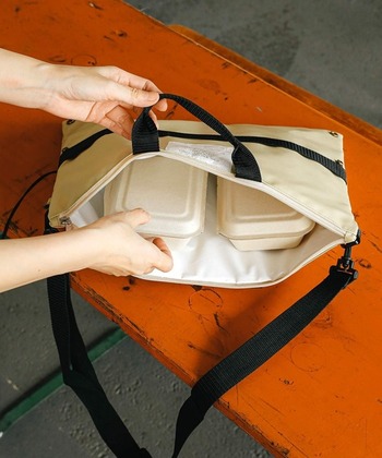 そしてこのバッグの最大の魅力は、マチの部分のボタンを外すとフラットになり、お弁当はもちろん、お寿司やピザも入れられるところ。もっと大きなLサイズもあるので、ご家族が多い方はぜひチェックしてみてくださいね。

＃保温機能あり
