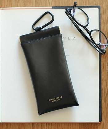 日常使いにはもちろん、旅行やアウトドアにも便利なカラビナ付きポーチ。口がバネになっていて、片手でラクラク開閉できます。

吊り下げて持ち運べる実用的なデザイン。荷物が多いバッグの中でも、これなら迷子になる心配がありません。