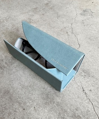 組み立てると三角フォルムに、たためばすっきり薄型に。「MATOKA（マトカ）」のおりたたみメガネケースは、スマートなデザインと62gしかない軽量さがポイント。