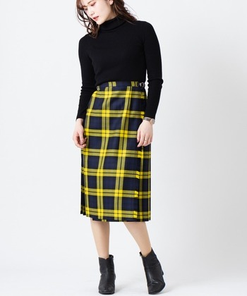 寒い季節でも取り入れやすいのが、冬の定番柄・タータンチェック。程よくタイトなシルエットのスカートなら、トップスを選ばないので着回し力も抜群！