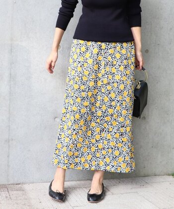 黄色のお花畑をモチーフにしたような、少しレトロな雰囲気の小花柄。黒をベースにしているので、華やかさはそのまま、落ち着いた雰囲気に。