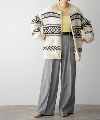 ウール混のワイドタックパンツに、柄ニットカーディガンを合わせた秋コーデ。センタープレスがきれいなシルエットをつくります。イエローのシアートップスとメタリックゴールドのシューズでトレンド感をプラスして。