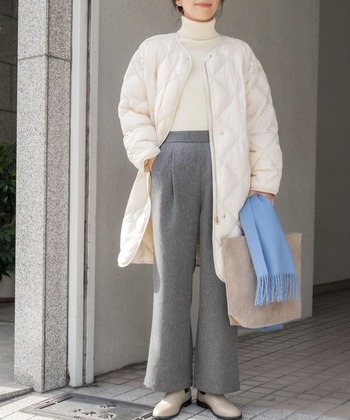 フレアシルエットが上品なグレーパンツは、オフホワイトのタートルニット&キルティングコートを合わせて上品に。無地のシンプルコーデも、ボトムスのメランジカラーや立体的なキルティングでメリハリが単調になりません。