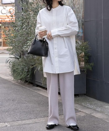 落ち感のあるフレアシルエットのグレーパンツに、ビッグシルエットの白シャツと合わせたきれいめスタイル。膨張しがちなライトトーンを上手に着こなすには、黒小物で引き締めるのが正解です。