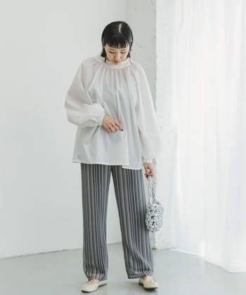シアーブラウスにグレーのレースパンツを合わせたトレンドライクなコーディネート。大人っぽいヘルシーな透け感で、ストライプのような編み地がニュアンスを加えます。