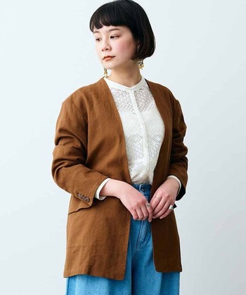 鮮やかなブルーとブラウンは、意外かもしれませんが相性の良い組み合わせです。トップスは清潔感のある白にして、ブラウンとブルーの距離をとることで挑戦しやすいコーディネートに。