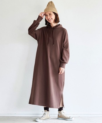 光沢感のあるポンチ生地を使用したパーカーワンピース。ブラウンカラーが落ち着いた印象です。ベージュのハイカットスニーカーとニット帽をナチュラルに馴染ませて。サイドスリット入りで動きやすく、パンツとレイヤードしてもOK。