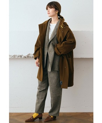 ブラウン系のツイードセットアップスに、ウールコートを羽織ったマニッシュなワントーンコーデ。メンズライクなシルエットながらも、ヒールローファーでスタイリッシュにまとめています。イエローソックスの差し色で遊び心を加えて。