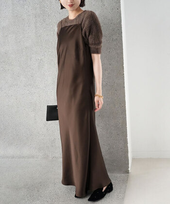 お呼ばれシーンにブラックドレスを選ぶ方も多いですが、ブラウンだと落ち着いた雰囲気がありながら黒よりも柔らかな印象に見せることができます。サテンキャミワンピースのインナーにモヘアニットを合わせて、ニュアンスのある異素材の組み合わせが光ります。
