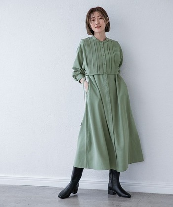 ピンタックデザインのベストを、ワンピースにレイヤードしているように見えるアイテム。脇についたリボンでシルエットの調節ができるので、気分やシーンに合わせて雰囲気を気軽に変えられます。カラーはグリーン・チャコールグレー・ベージュ・ライトブルーの4色展開です。