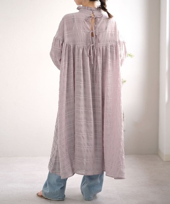 ハイネックやボリューム感のあるスリーブが特徴のワンピース。バックスタイルにはリボンを施し、ガーリーなテイストをプラス。透け感のある素材なので、重ね着を楽しみたいアイテムです。カラーはグレー・ホワイト・アイボリー・ブラックの4色から選べます。